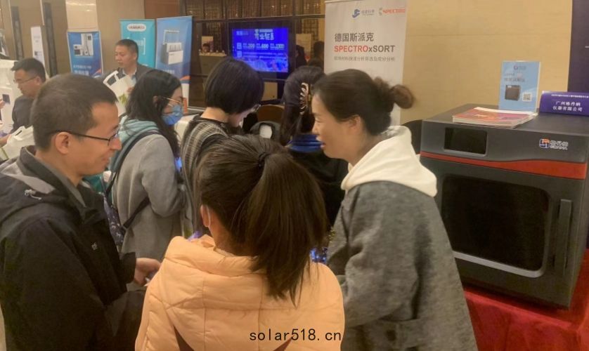 眾多參展者在展台駐足