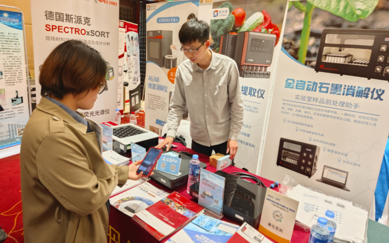 格丹納業務經理為用戶介紹儀器(qì)
